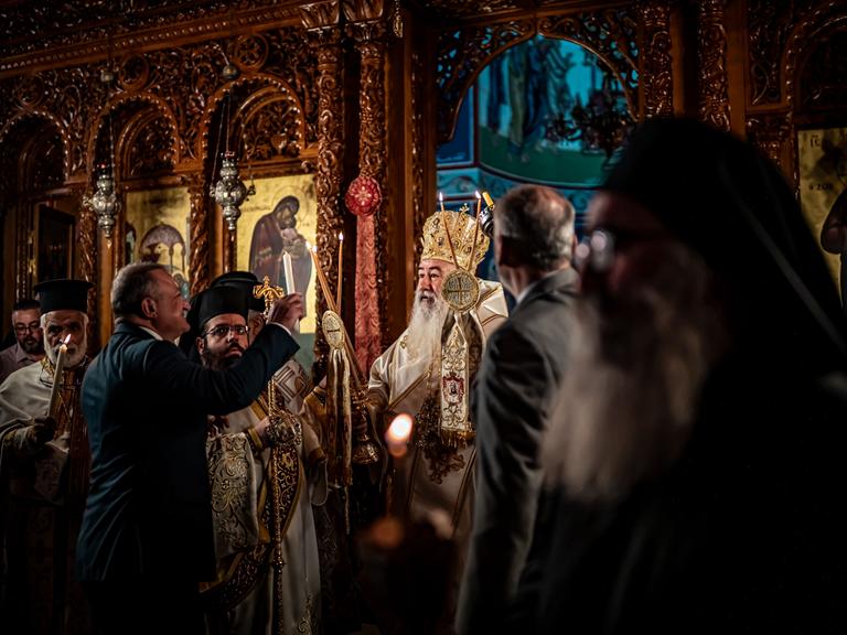 Griechisch-orthodoxe Christen in Jordanien versammeln sich am Karsamstag zum Gebet in der Kathedrale der Darstellung des Herrn in Amman, um die Auferstehung Christi zu feiern. 