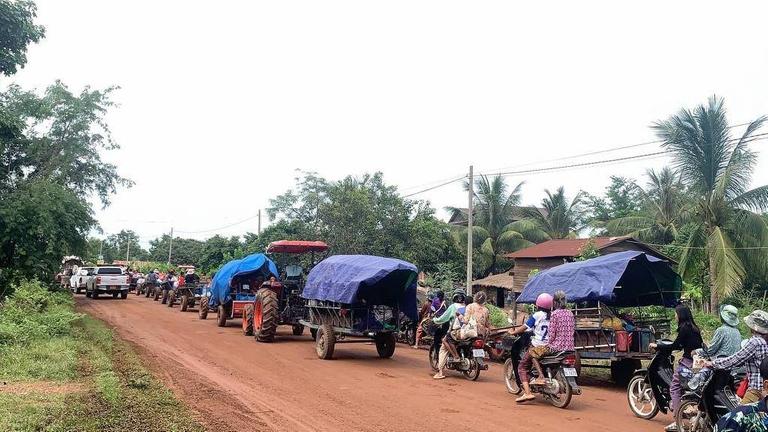 Eine lange Kolonne aus Mopeds, Autos und Anhängern 