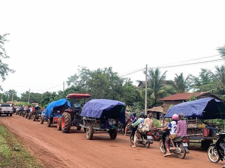 Eine lange Kolonne aus Mopeds, Autos und Anhängern 