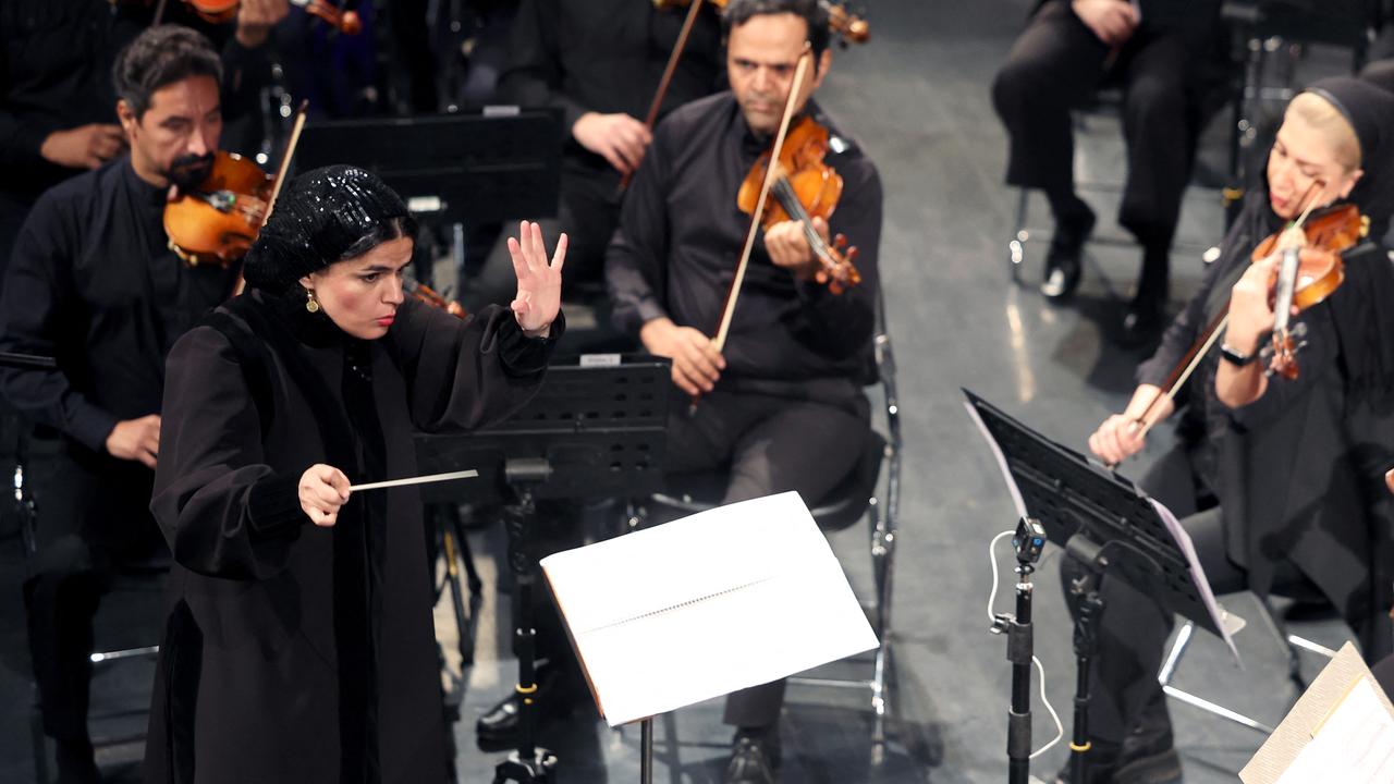 Das Foto zeigt die Paniz Faryoussefi, die als erste Frau das Tehran Symphony Orchestra dirigiert hat.