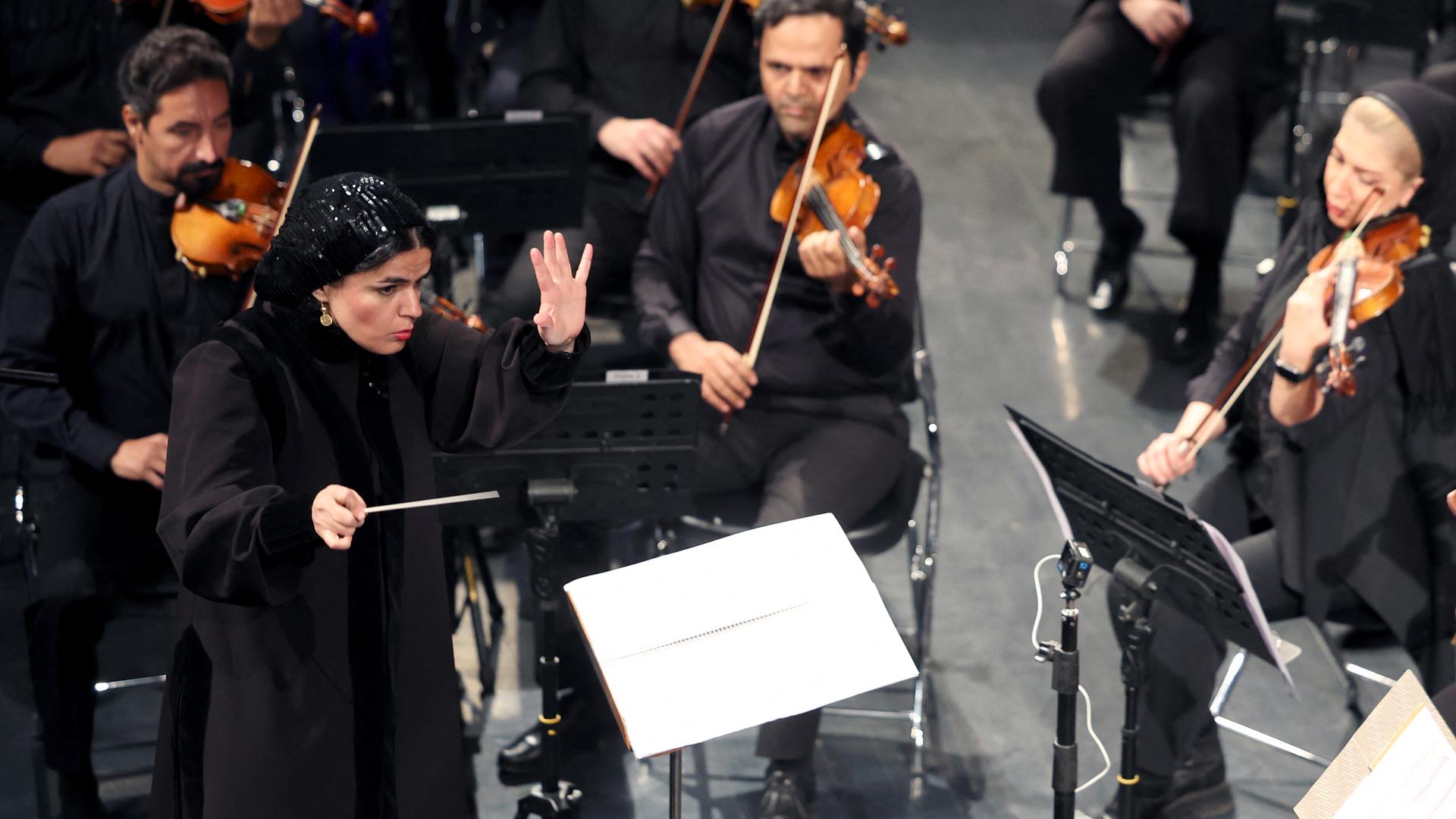 Das Foto zeigt die Paniz Faryoussefi, die als erste Frau das Tehran Symphony Orchestra dirigiert hat. Das Foto zeigt die Paniz Faryoussefi, die als erste Frau das Tehran Symphony Orchestra dirigiert hat.
