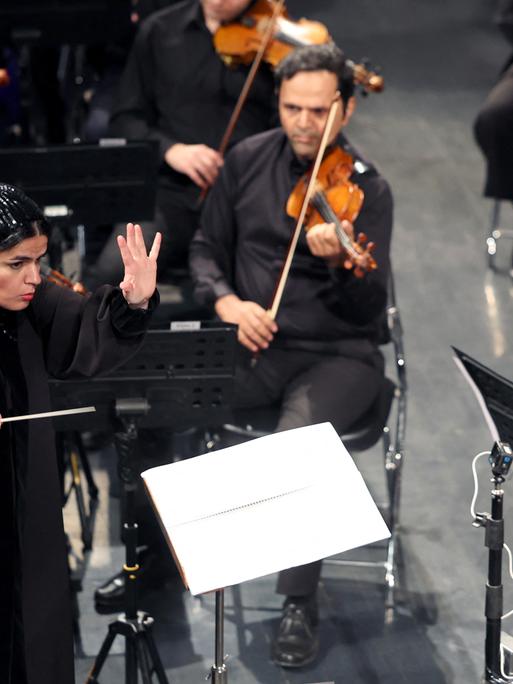 Das Foto zeigt die Paniz Faryoussefi, die als erste Frau das Tehran Symphony Orchestra dirigiert hat.