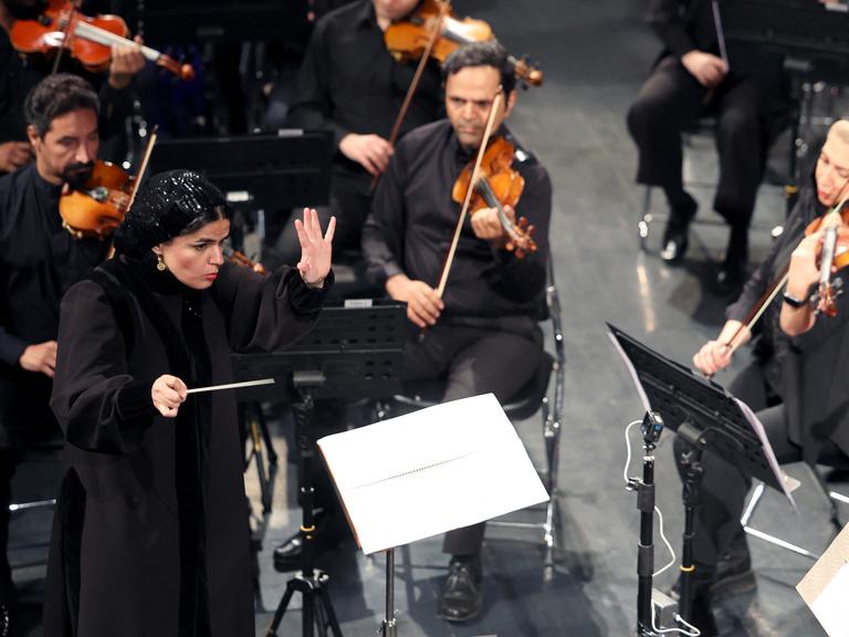 Das Foto zeigt die Paniz Faryoussefi, die als erste Frau das Tehran Symphony Orchestra dirigiert hat.