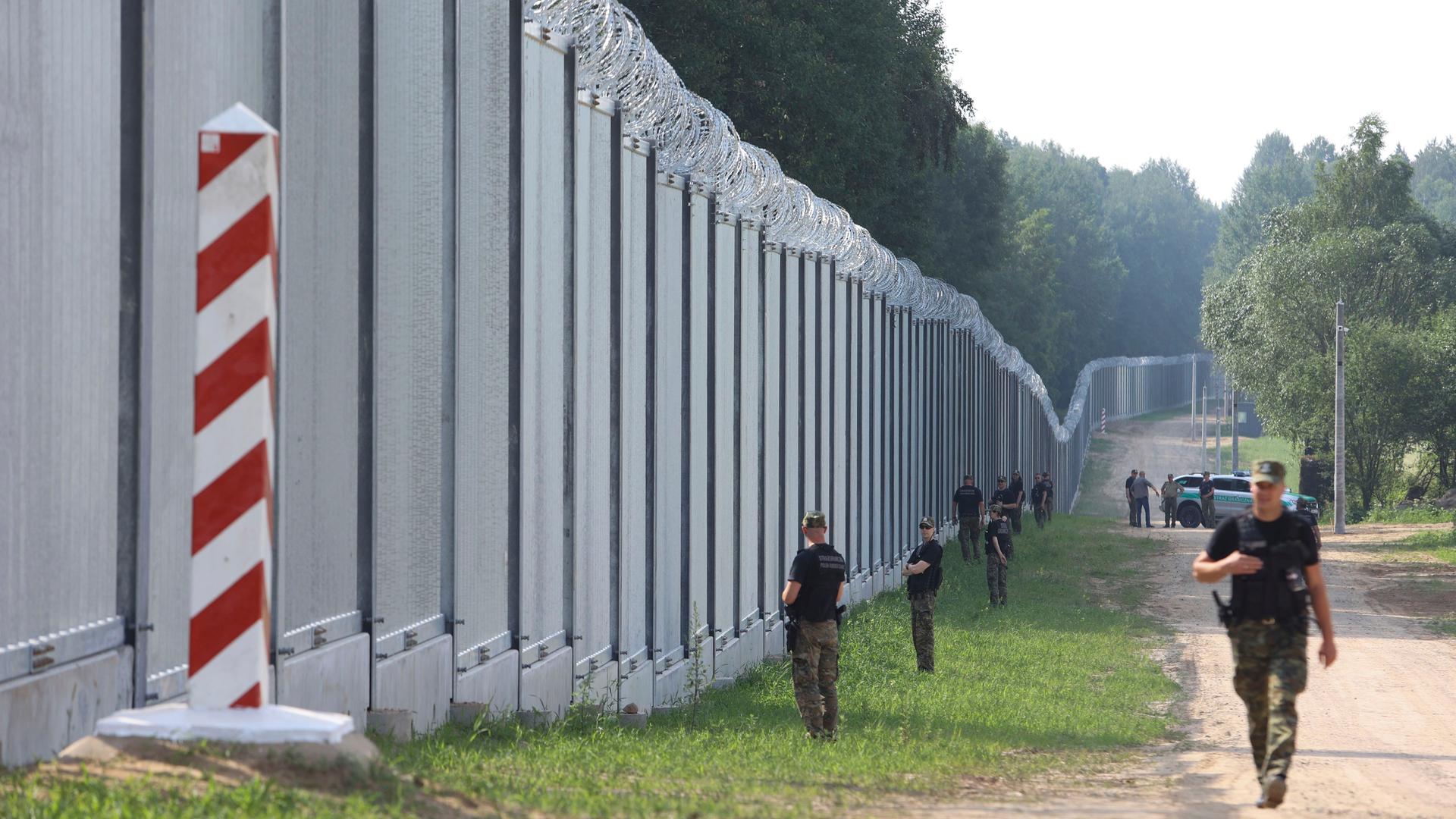 Polen, Warschau: Polnische Grenzschützer patrouillieren im Bereich eines neu errichteten Grenzzauns zwischen Polen und Belarus.