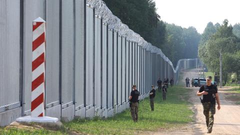 Polen, Warschau: Polnische Grenzschützer patrouillieren im Bereich eines neu errichteten Grenzzauns zwischen Polen und Belarus.