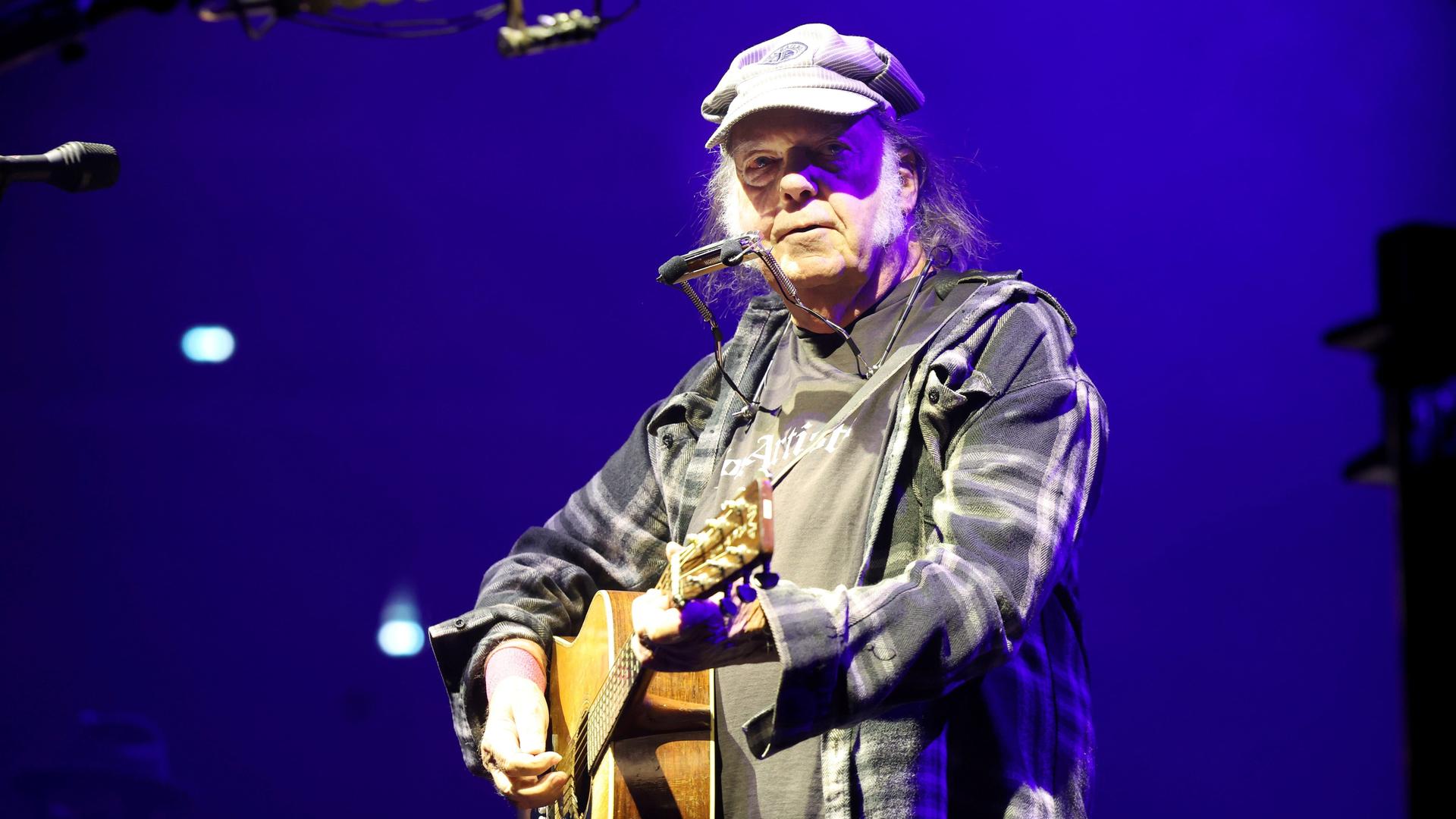 Der kanadische Sänger Neil Young bei einem Konzert in Paris im Juli 2025. Der kanadische Sänger Neil Young bei einem Konzert in Paris im Juli 2025.