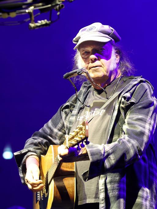 Der kanadische Sänger Neil Young bei einem Konzert in Paris im Juli 2025.