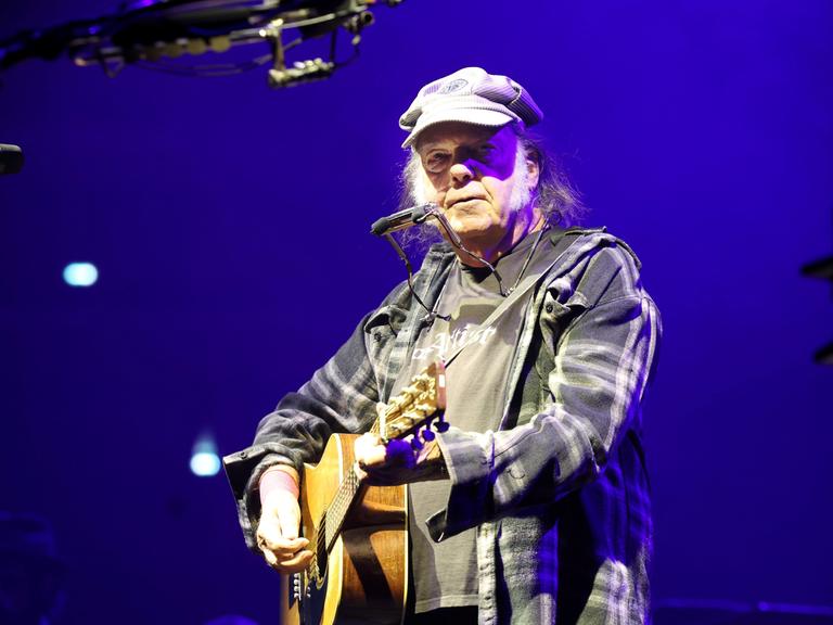 Der kanadische Sänger Neil Young bei einem Konzert in Paris im Juli 2025.