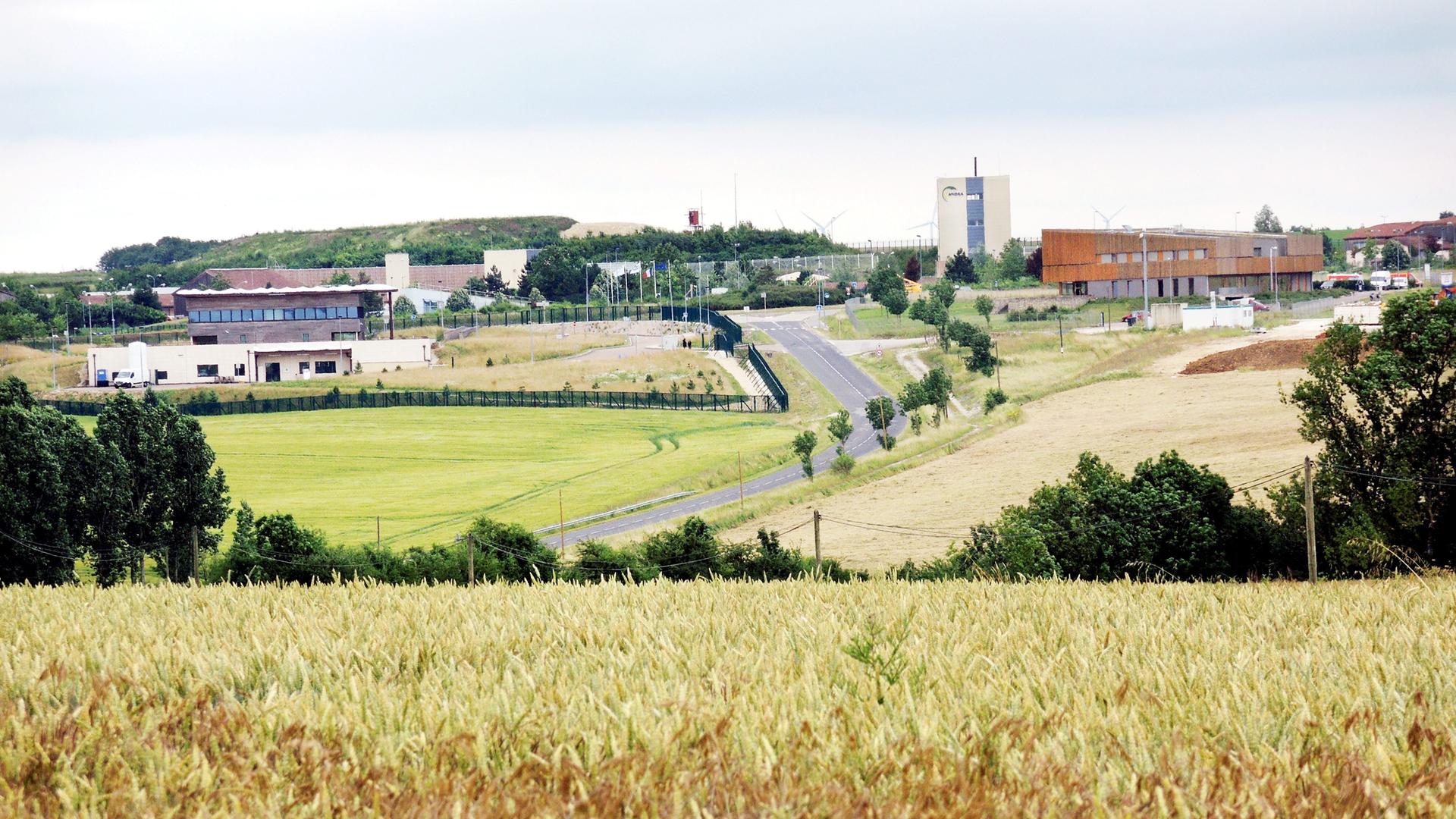 Landschaft um den Ort Bure im französischen Departement Meuse. Im Hintergrund Gebäude der französischen Atommüllbehörde ANDRA.