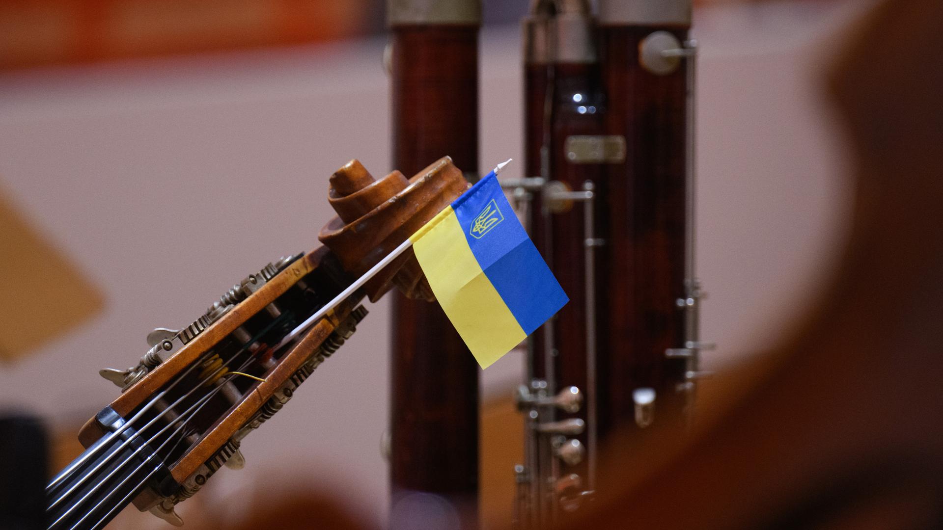 Eine kleine ukrainische Fahne steckt am Ende eines Kontrabasses, der auf der Bühne angelehnt ist.