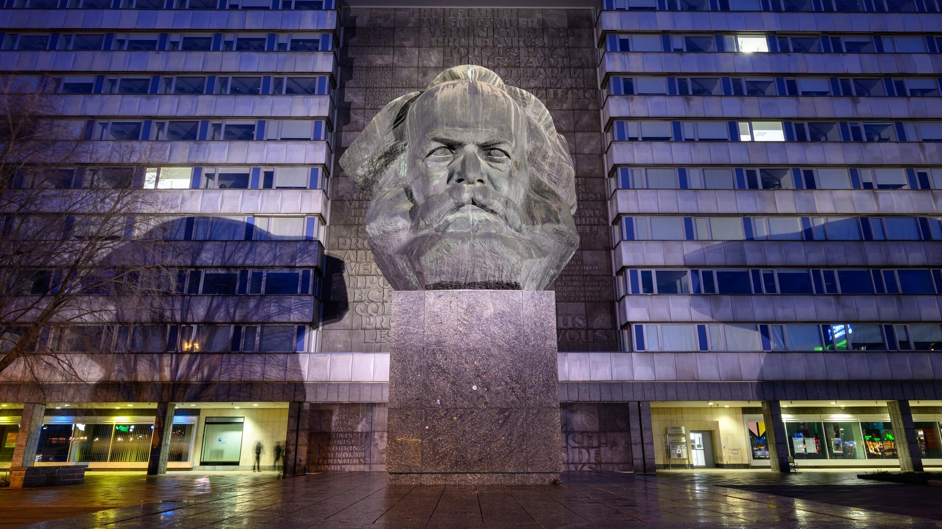 Blick auf das Karl-Marx-Monument in der Innenstadt von Chemnitz.