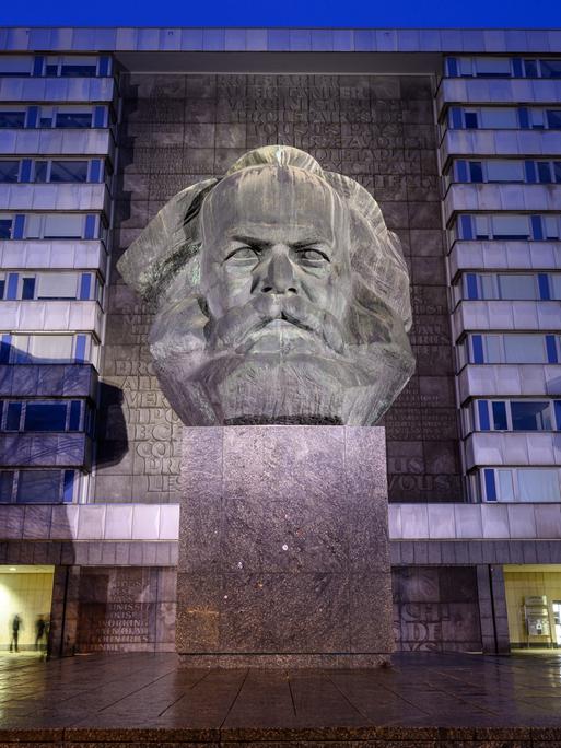 Blick auf das Karl-Marx-Monument in der Innenstadt von Chemnitz.