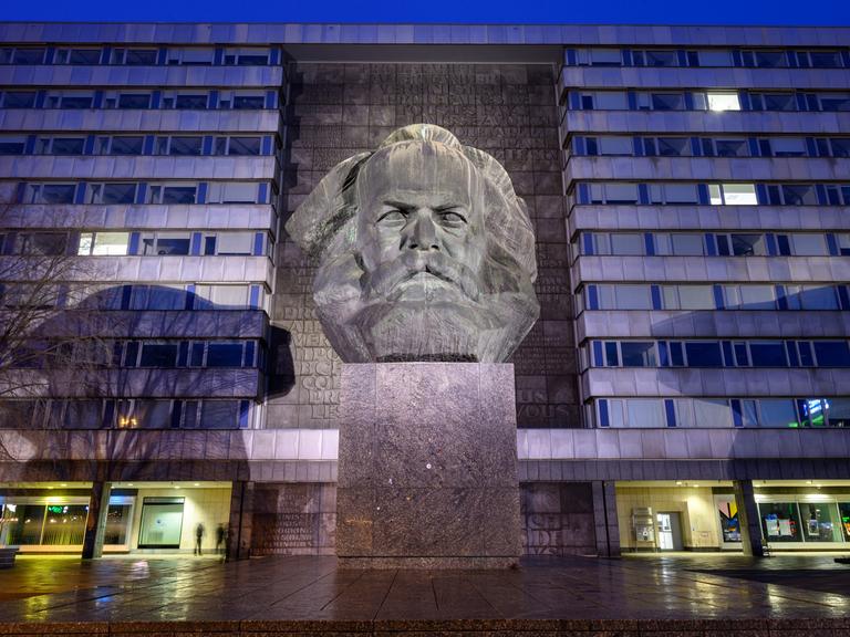 Blick auf das Karl-Marx-Monument in der Innenstadt von Chemnitz.