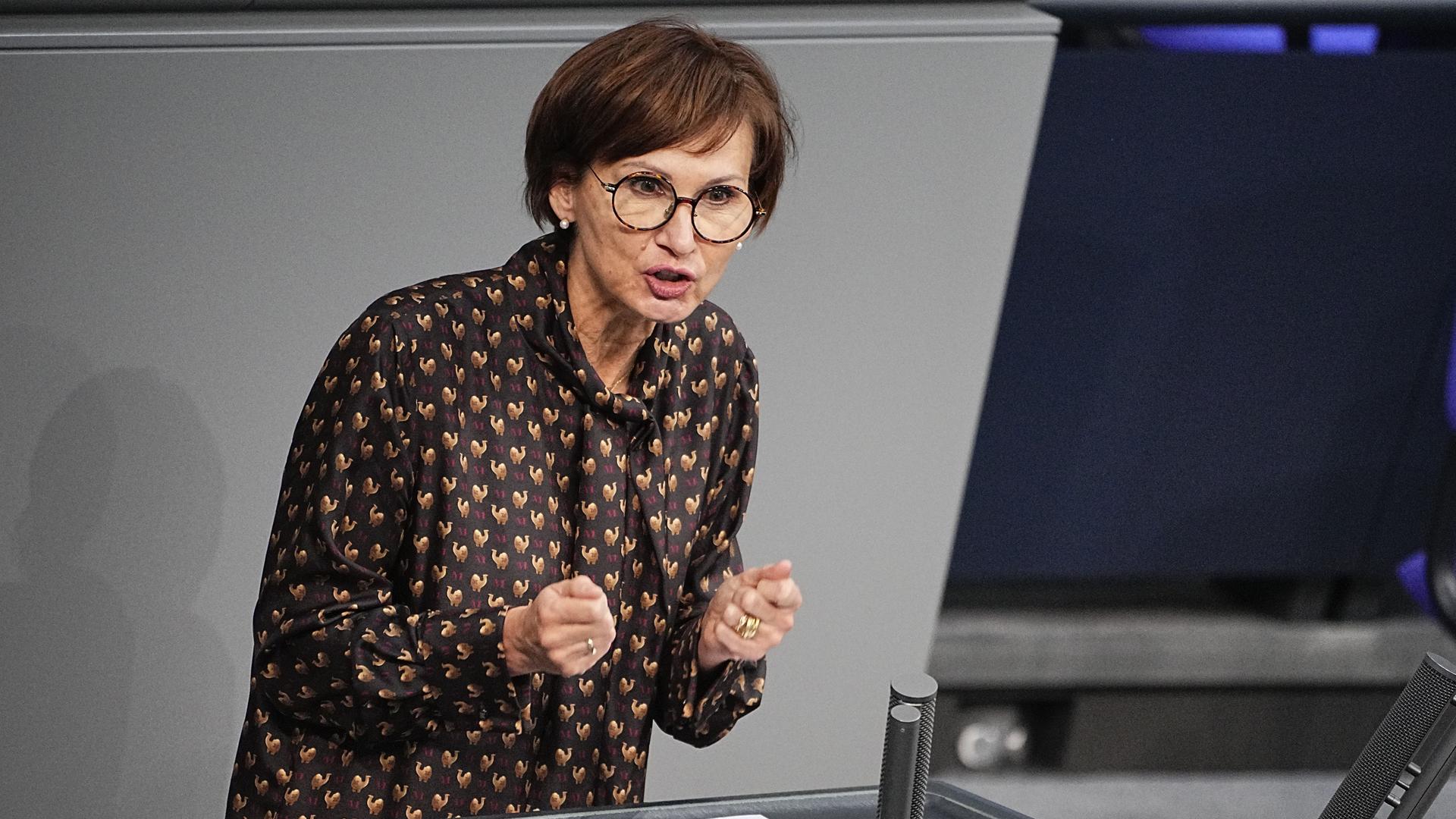Bettina Stark-Watzinger (FDP), Bundesministerin für Bildung und Forschung, spricht im Bundestag.