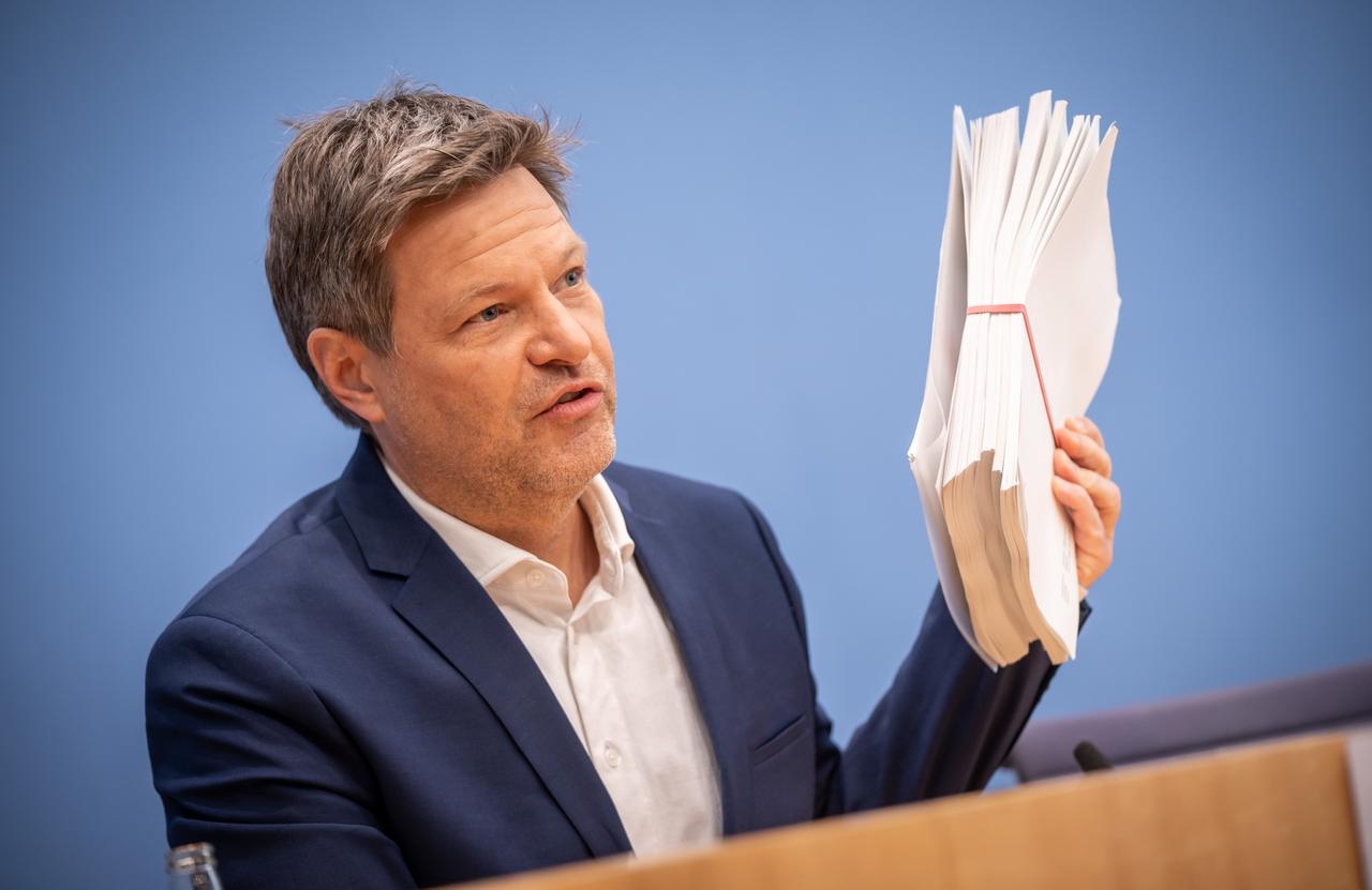 Robert Habeck (Bündnis 90/Die Grünen), Bundesminister für Wirtschaft und Klimaschutz, präsentiert das sogenannte Osterpaket der Bundesregierung