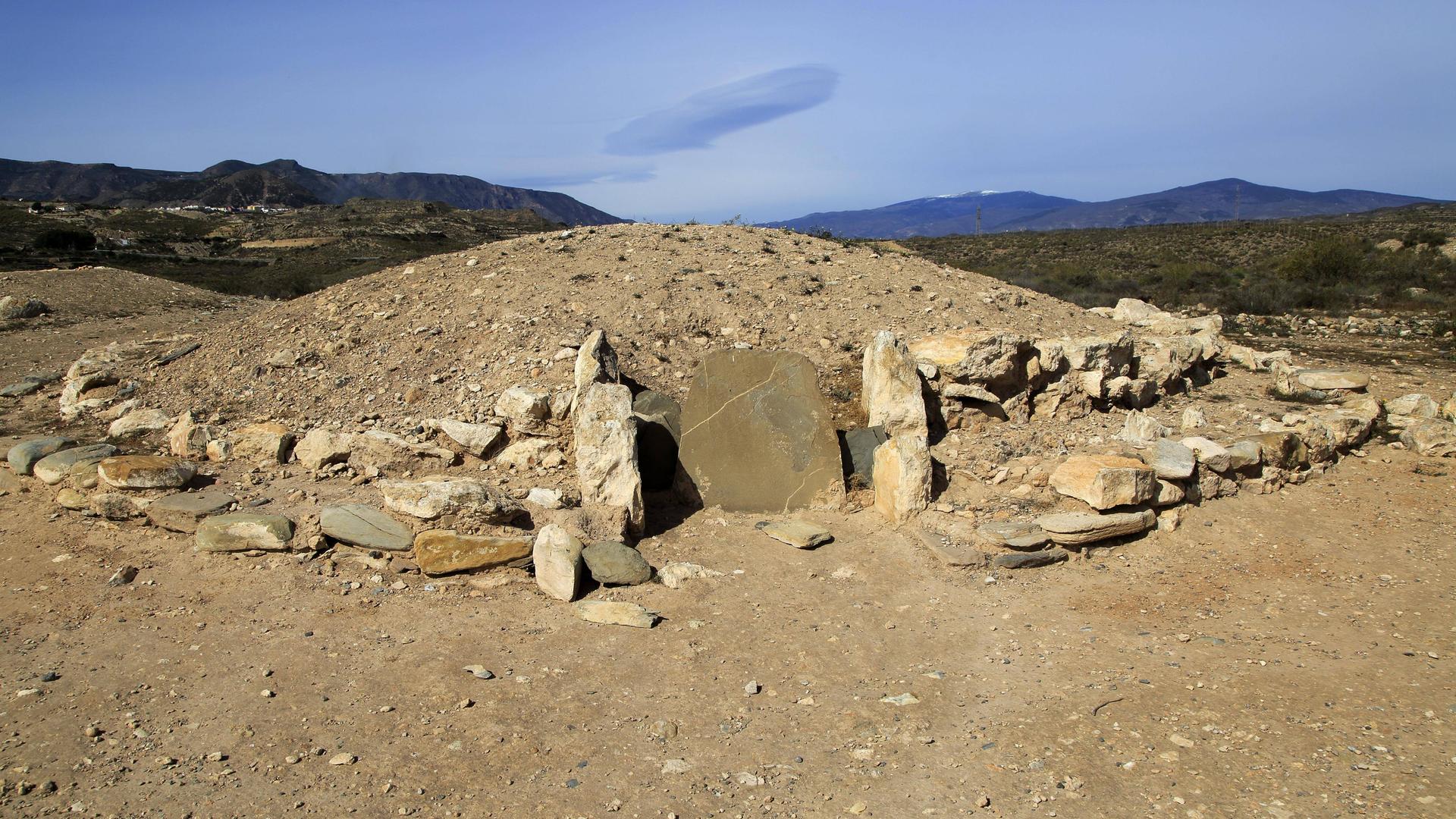 Eine Grabkammer auf einem Grabhügel in Südspanien
