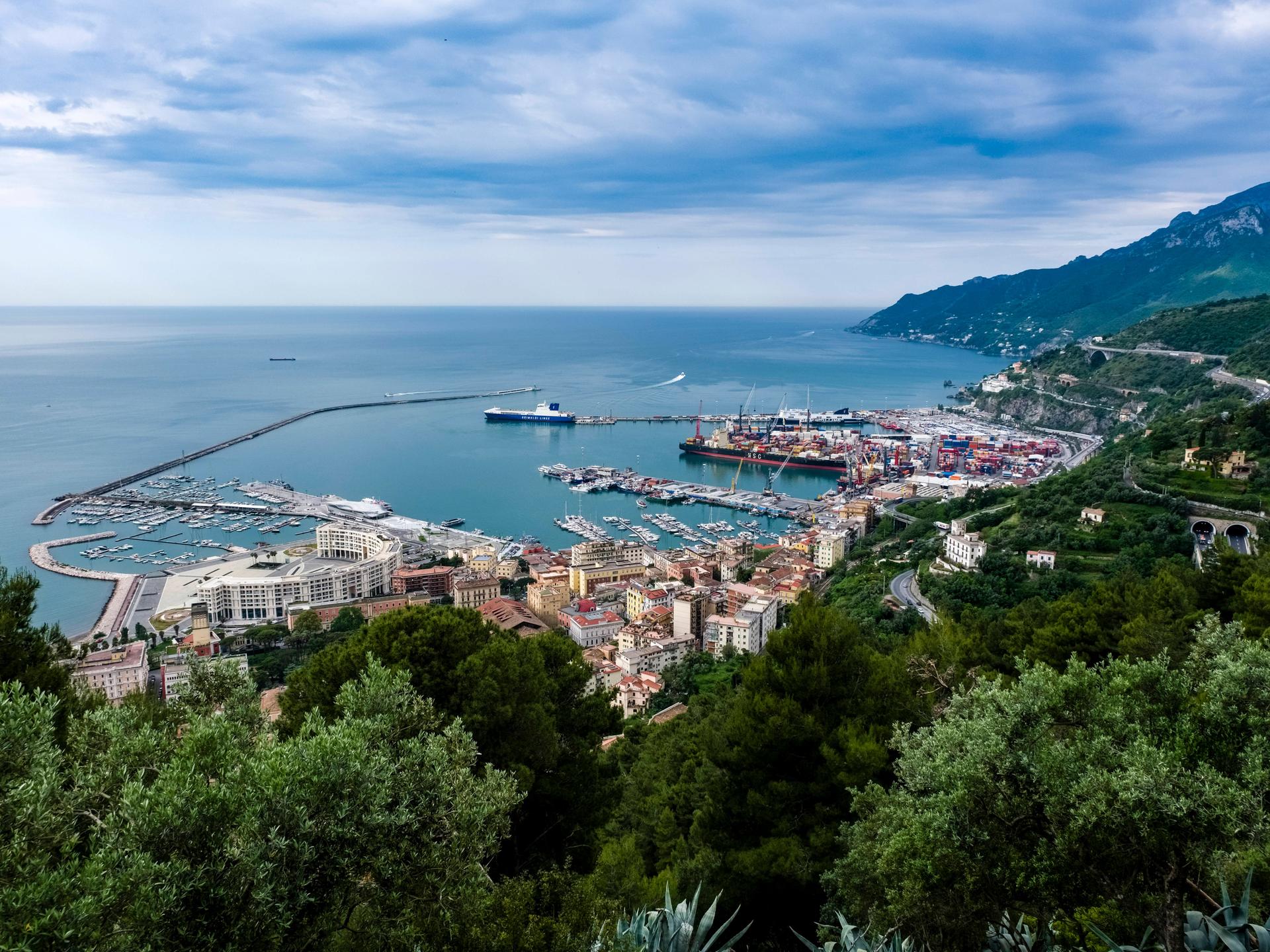 Beim Blick von einer Burg auf Salerno sind die Santa Teresa Marina, die Piazza della Libertà und im Hintergrund das Meer und Berge zu sehen.