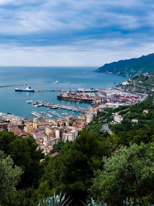 Beim Blick von einer Burg auf Salerno sind die Santa Teresa Marina, die Piazza della Libertà und im Hintergrund das Meer und Berge zu sehen.