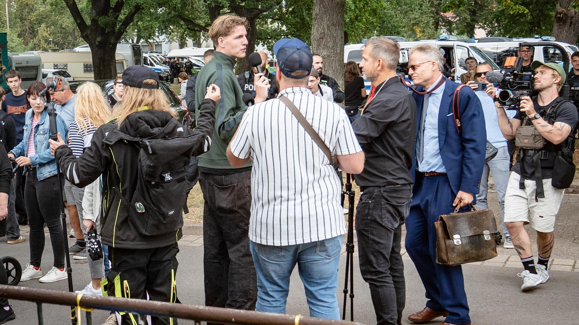 Der Influencer Marcant (grüne Jacke) auf einer Wahlkampfveranstaltung der AfD in Sachsen-Anhalt Der Influencer Marcant (grüne Jacke) auf einer Wahlkampfveranstaltung der AfD in Sachsen-Anhalt