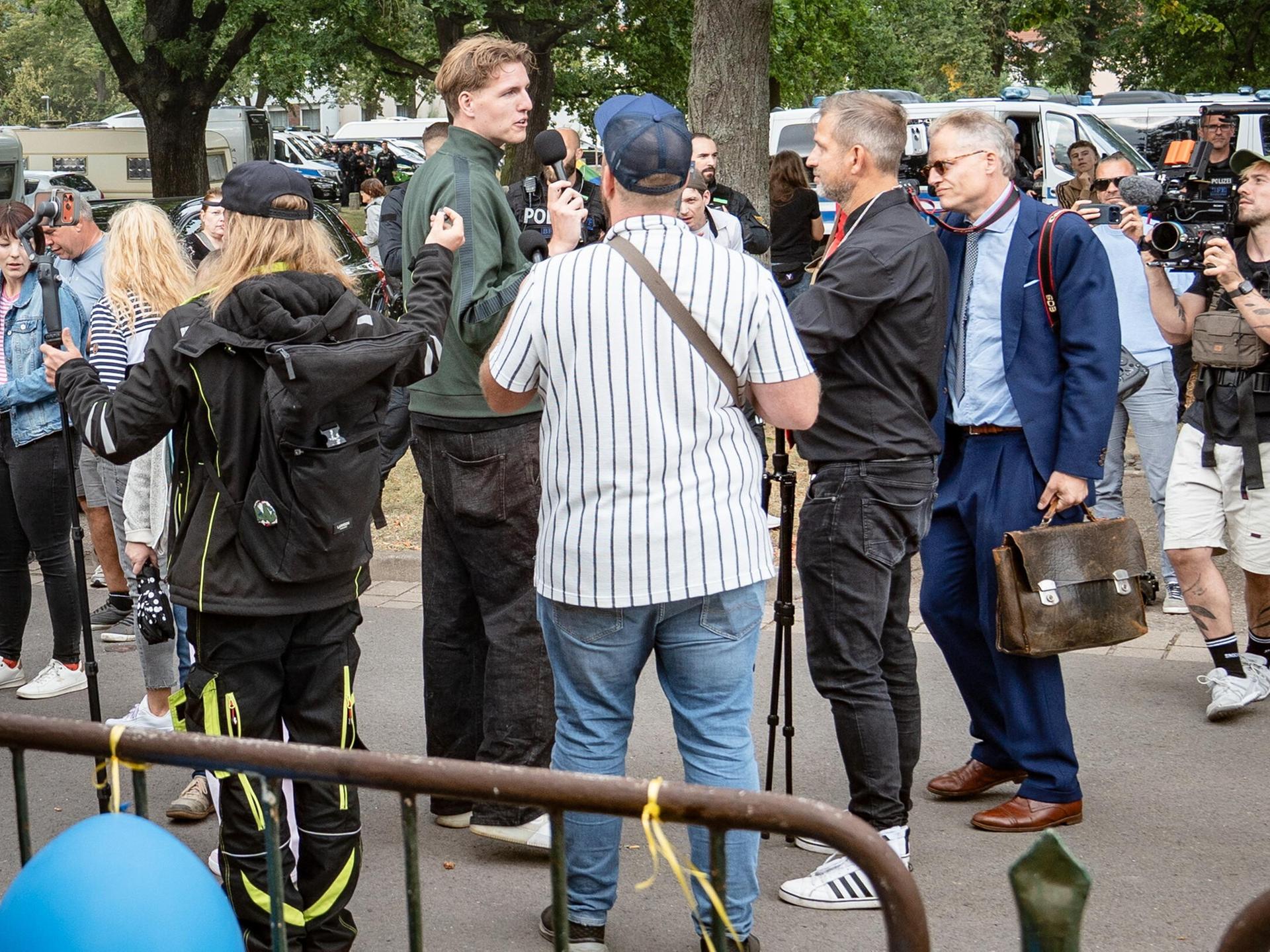 Der Influencer Marcant (grüne Jacke) auf einer Wahlkampfveranstaltung der AfD in Sachsen-Anhalt Der Influencer Marcant (grüne Jacke) auf einer Wahlkampfveranstaltung der AfD in Sachsen-Anhalt