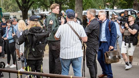 Der Influencer Marcant (grüne Jacke) auf einer Wahlkampfveranstaltung der AfD in Sachsen-Anhalt Der Influencer Marcant (grüne Jacke) auf einer Wahlkampfveranstaltung der AfD in Sachsen-Anhalt
