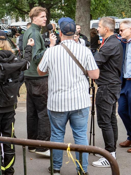 Der Influencer Marcant (grüne Jacke) auf einer Wahlkampfveranstaltung der AfD in Sachsen-Anhalt
