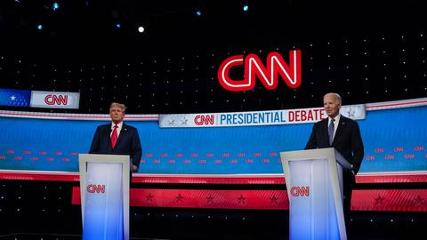 Präsident Joe Biden und Ex-Präsident Donald Trump stehen auf der Bühne.