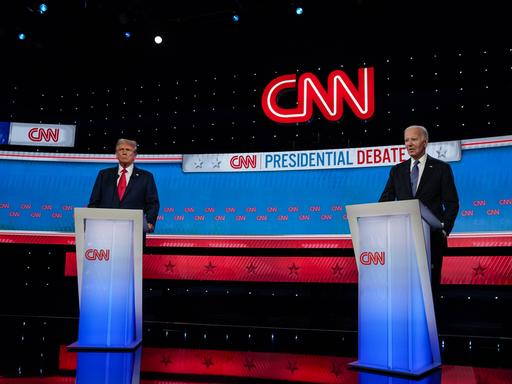 Präsident Joe Biden und Ex-Präsident Donald Trump stehen auf der Bühne, als CNN am Donnerstag, den 27. Juni 2024, eine Wahldebatte in Atlanta, Georgia, veranstaltet.