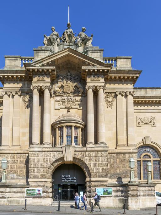 Außenansicht der Edwardianischen Barockarchitektur des Bristol City Museum and Art Gallery in der westenglischen Stadt Bristol, UK.