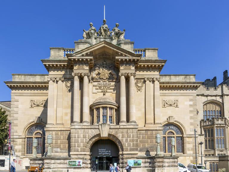 Außenansicht der Edwardianischen Barockarchitektur des Bristol City Museum and Art Gallery in der westenglischen Stadt Bristol, UK.