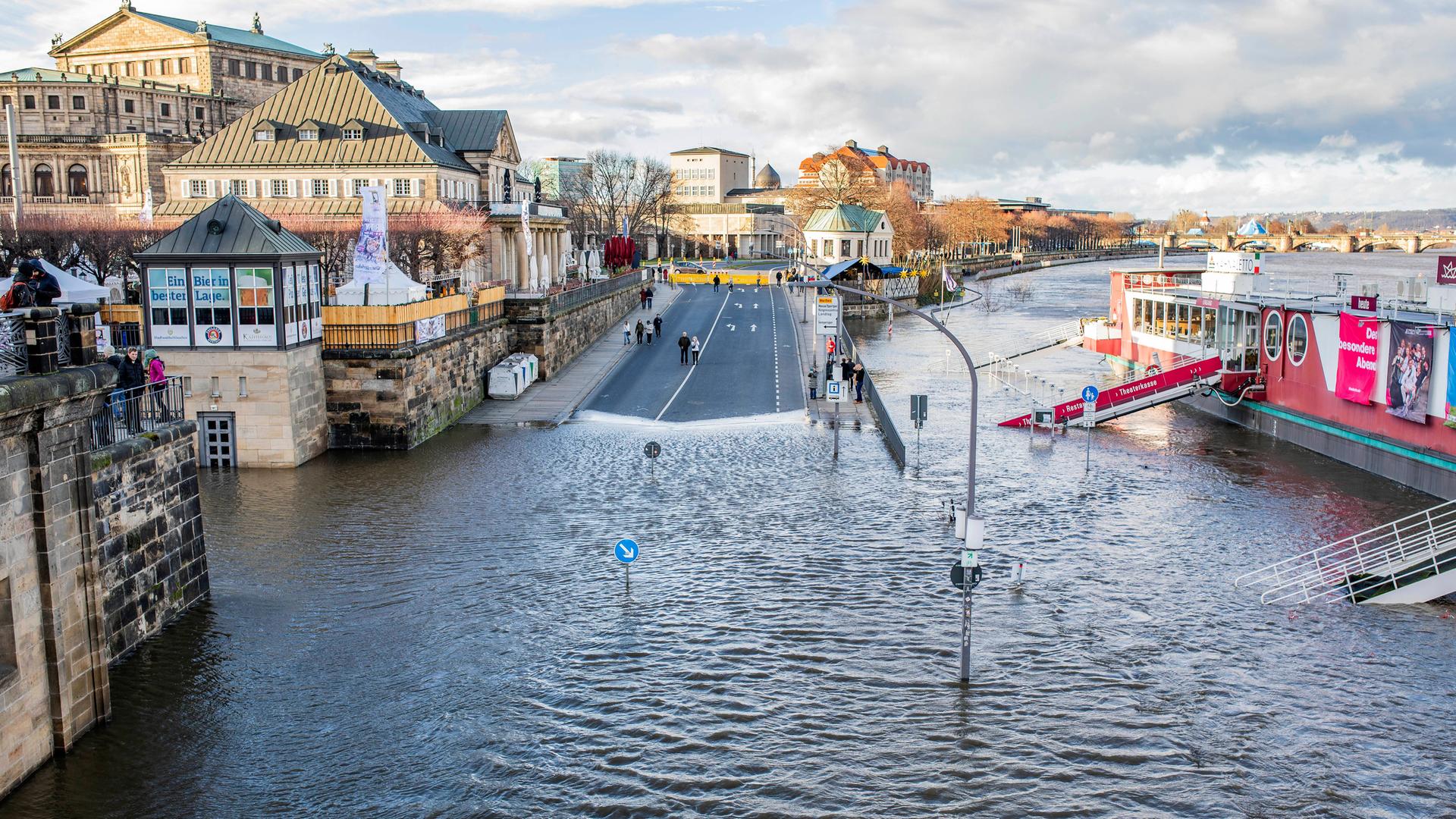 Die Elbe führt Hochwasser. Die Straße Terrassenufer wurde bei einem Pegel von 5,66 Meter deutlich geflutet. Auch andere Wege wurden überschwemmt. Inzwischen wurden Flutschutztore aufgebaut, um die historische Altstadt zu schützen. Dresden, 26.12.2023 