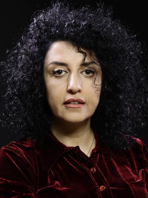 Porträt der iranischen Menschrechtsaktivistin Narges Mohammadi, mit offenen Haaren, ohne Kopftuch.