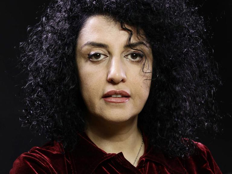 Porträt der iranischen Menschrechtsaktivistin Narges Mohammadi, mit offenen Haaren, ohne Kopftuch.
