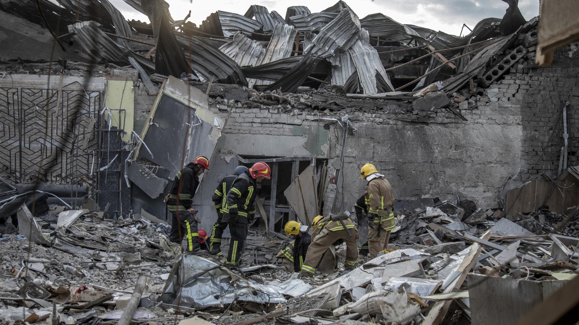 Blick auf ein von Raketen zerstörtes Restaurant im ukrainischen Kramatorsk, in dem Feuerwehrleute nach den Opfern suchen. 