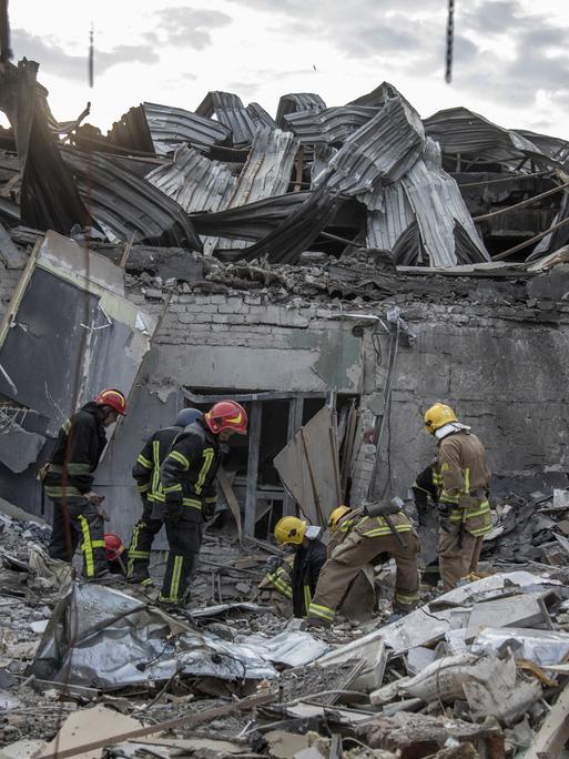 Blick auf ein von Raketen zerstörtes Restaurant im ukrainischen Kramatorsk, in dem Feuerwehrleute nach den Opfern suchen. 