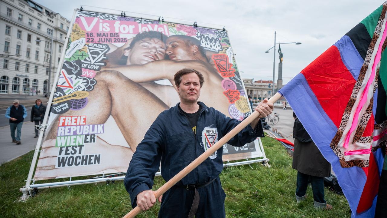 Wiener Festwochen-Intendant Milo Rau vor dem wieder aufgestellten Plakat am Schwarzenbergplatz in Wien.