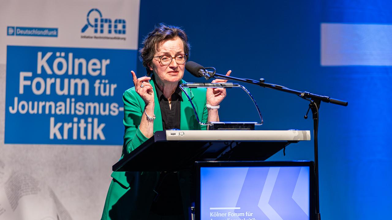 Birgit Wentzien spricht an einem Pult mit Mikrofon beim Forum für Journalismuskritik am 9. Mai 2025 in Köln im Funkhaus des Deutschlandfunks. Birgit Wentzien spricht an einem Pult mit Mikrofon beim Forum für Journalismuskritik am 9. Mai 2025 in Köln im Funkhaus des Deutschlandfunks.