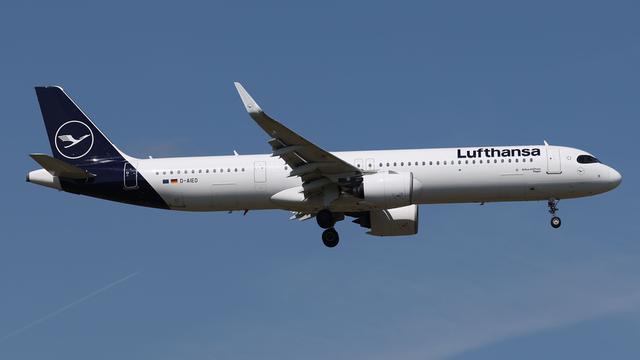 Das Foto zeigt eine Maschine der Lufthansa in der Luft.