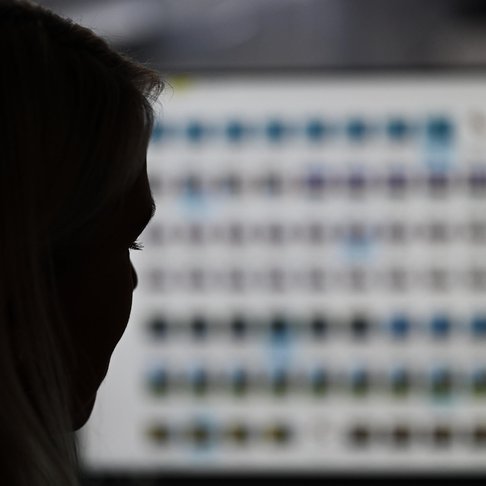 Eine Ermittlerin der Besonderen Aufbauorganisation BAO Fokus (Fallübergreifende Organisationsstruktur gegen Kinderpornografie und sexuellen Missbrauch von Kindern) sitzt im Landeskriminalamt Hessen vor einem Monitor mit Fotodateien.