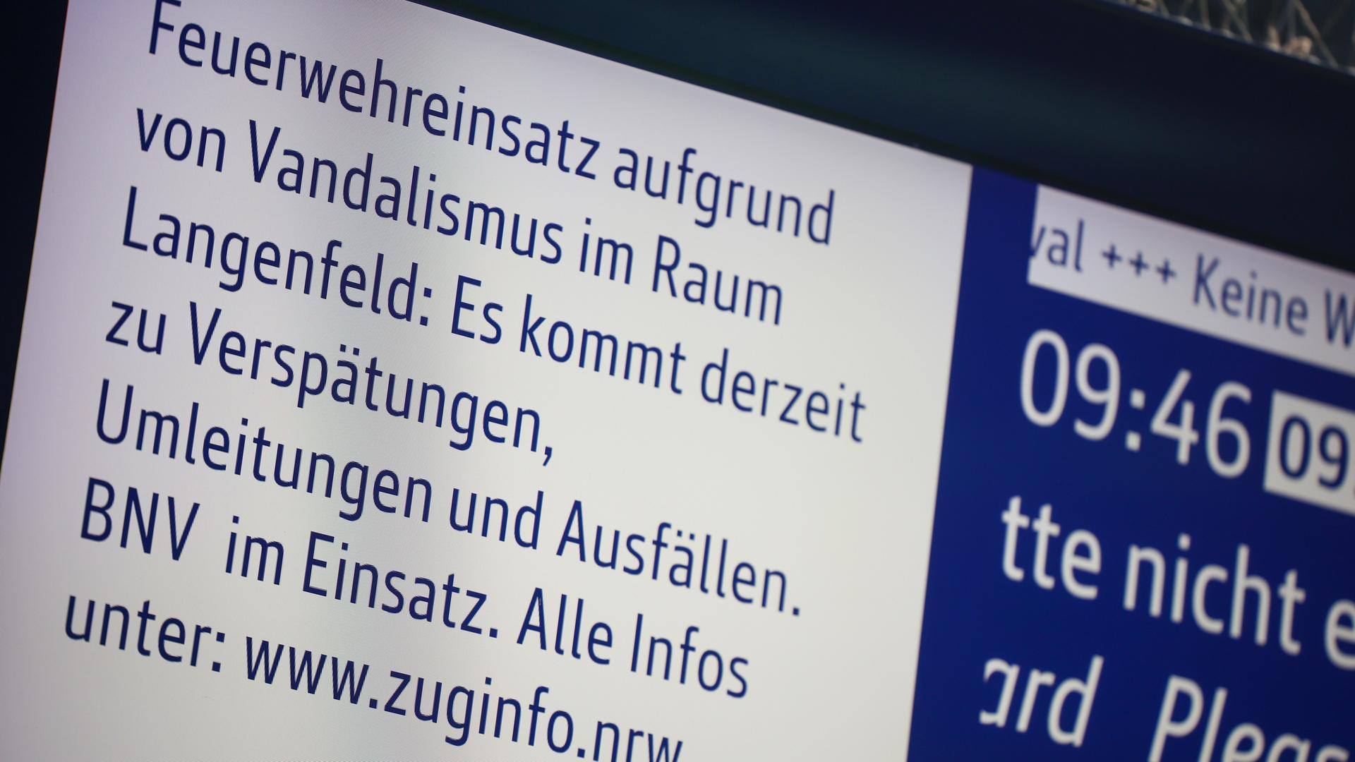 Auf der Bahnstrecke zwischen Köln und Düsseldorf kommt es nach wie vor zu Ausfällen und Verspätungen. Auf einem Bildschirm an einem Bahnsteig wird auf Verspätungen, Umleitungen und Ausfälle in Richtung Köln aufgrund von Vandalismus hingewiesen.
      