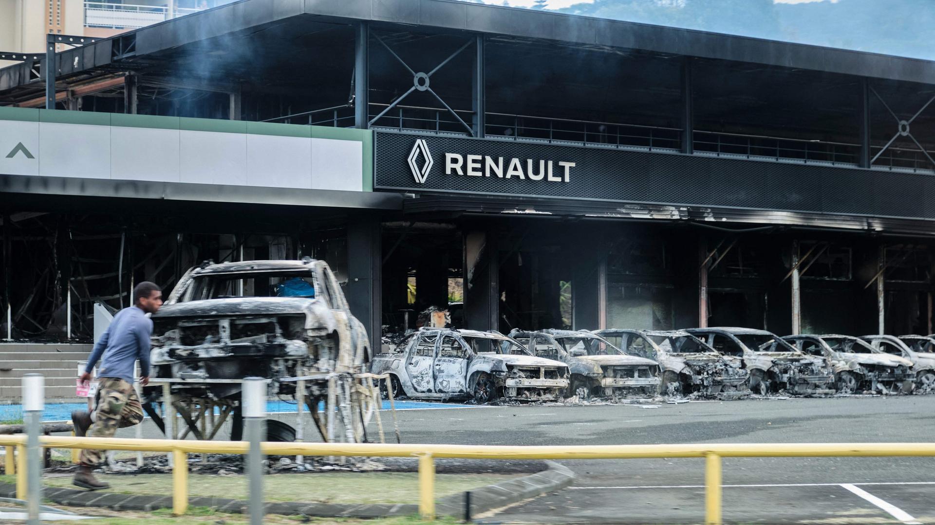 Frankreich, Noumea: Verbrannte Autos und ein verbranntes Renault-Autogeschäft inmitten von Protesten im Zusammenhang mit einer Debatte über einen Verfassungsentwurf, der auf eine Erweiterung der Wählerschaft für die bevorstehenden Wahlen im französischen Überseegebiet Neukaledonien abzielt