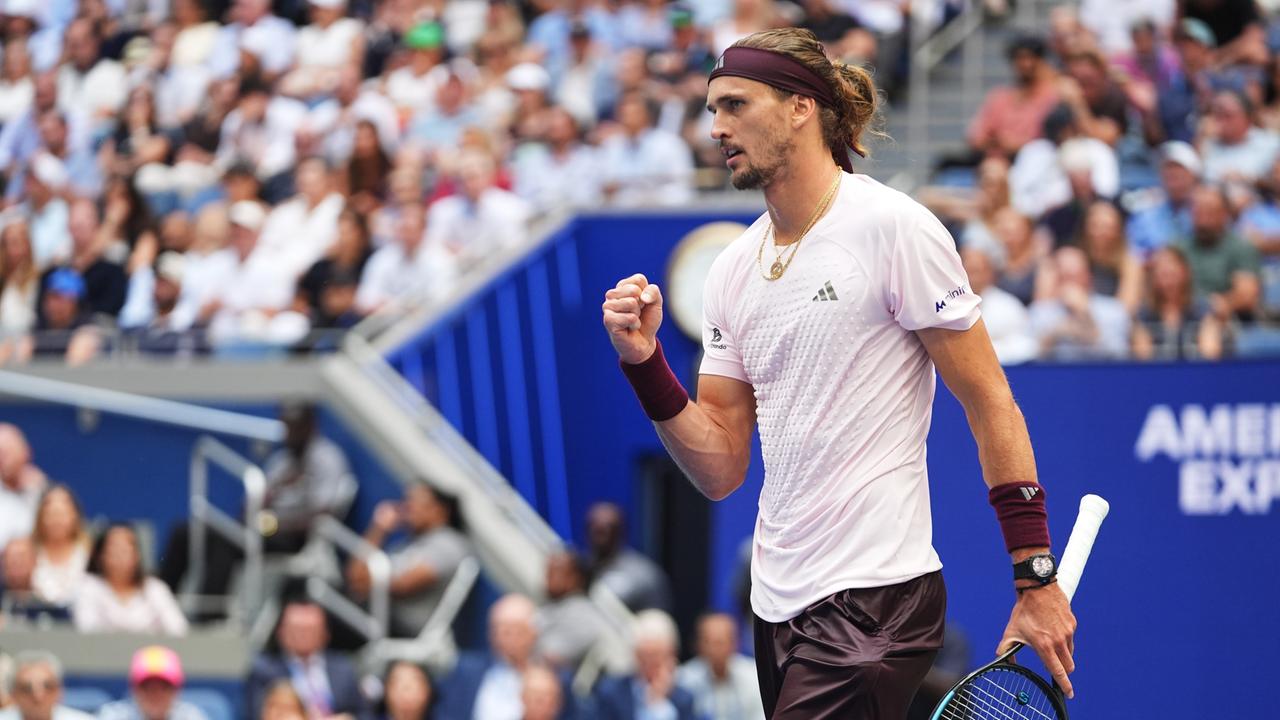 Zu sehen ist der deutsche Tennisspieler Alexander Zverev. Er steht auf dem Platz und ballt die rechte Faust.