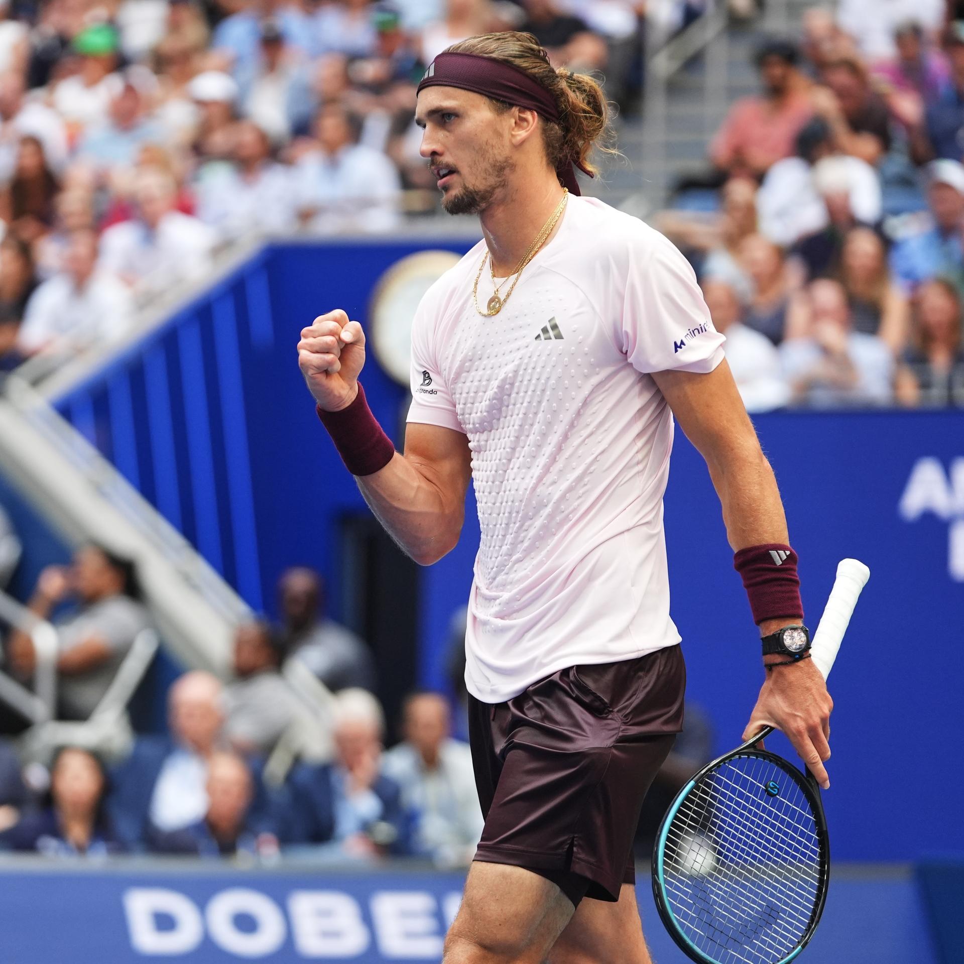 Zu sehen ist der deutsche Tennisspieler Alexander Zverev. Er steht auf dem Platz und ballt die rechte Faust.