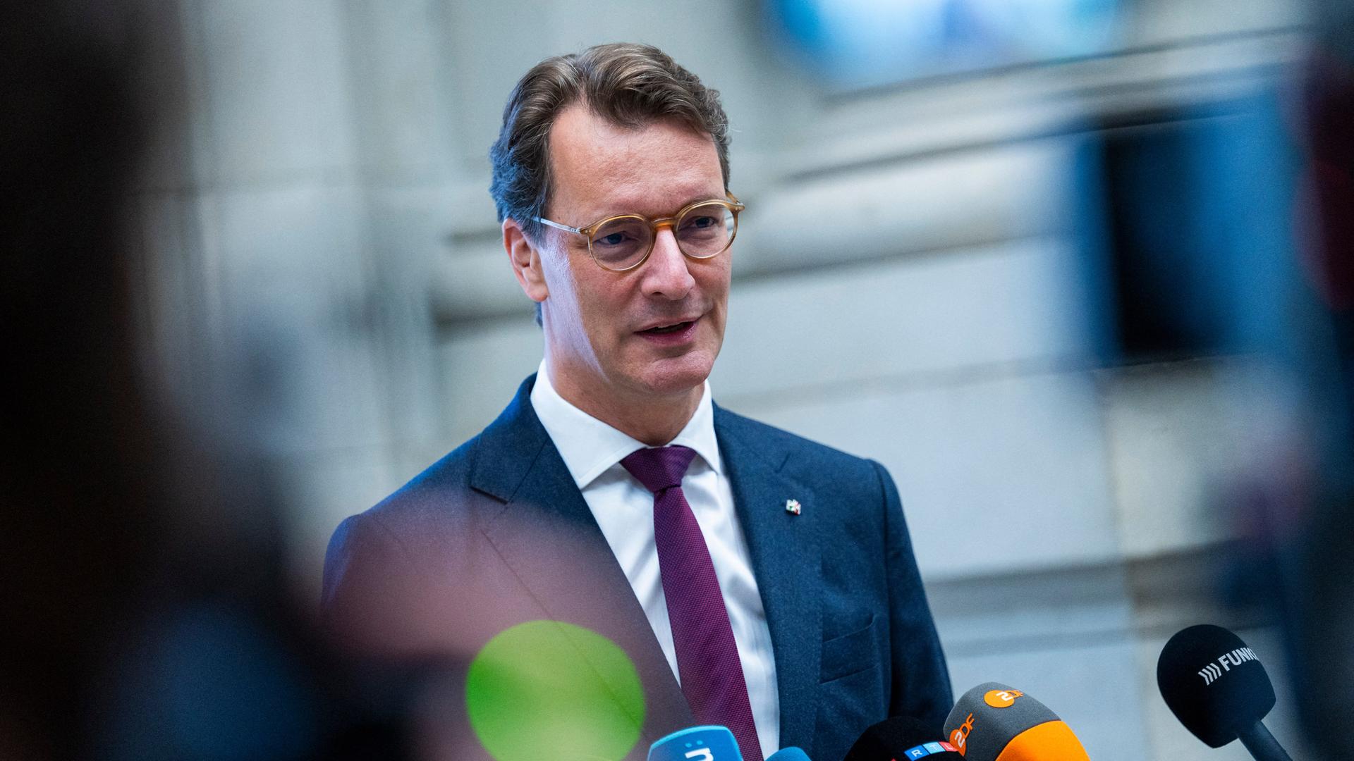 Hendrik Wüst (CDU), Ministerpräsident von Nordrhein-Westfalen, spricht in die Mikrofone von Medienvertretern.