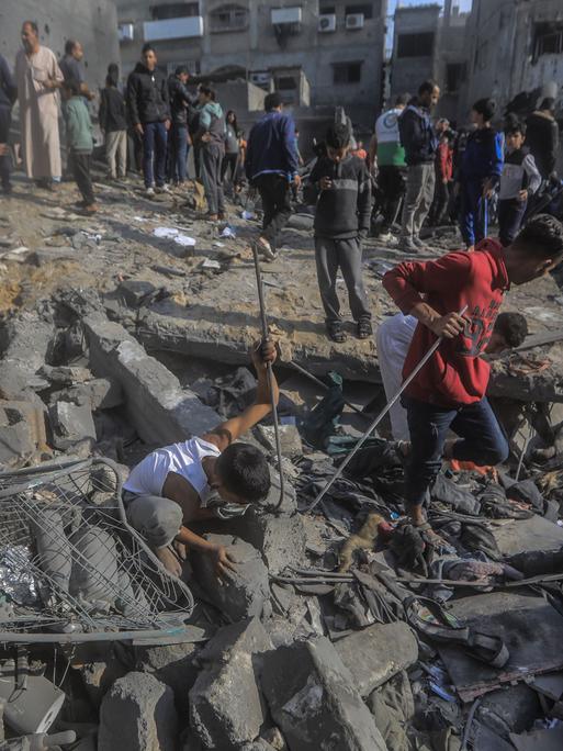 Palästinenser begutachten die Schäden nach einem israelischen Luftangriff auf die Stadt Chan Yunis im Süden des Gazastreifen.