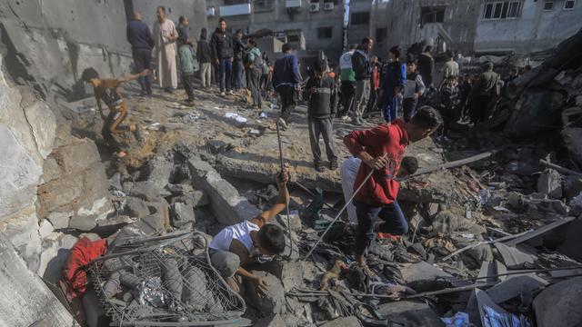 Palästinenser begutachten die Schäden nach einem israelischen Luftangriff auf die Stadt Chan Yunis im Süden des Gazastreifen.