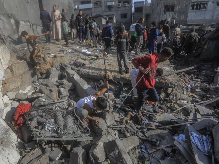 Palästinenser begutachten die Schäden nach einem israelischen Luftangriff auf die Stadt Chan Yunis im Süden des Gazastreifen.