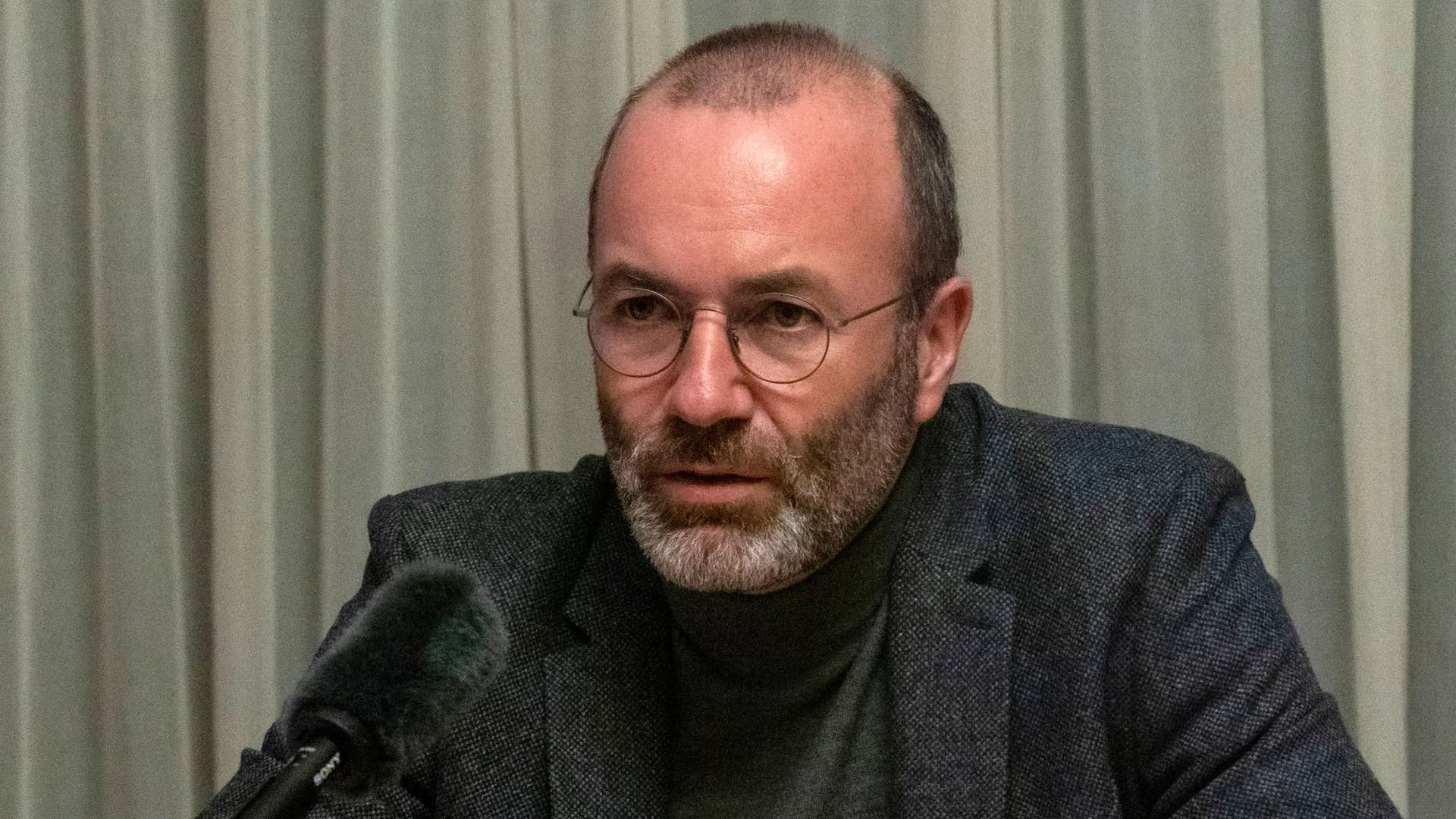 EVP-Chef Weber spricht in Kiew zu Journalisten. EVP-Chef Weber spricht in Kiew zu Journalisten.