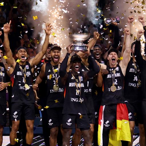 Dennis Schröder (Deutschland) hält die Trophäe und jubelt nach dem Basketball-EM-Sieg mit den Teamgefährten.