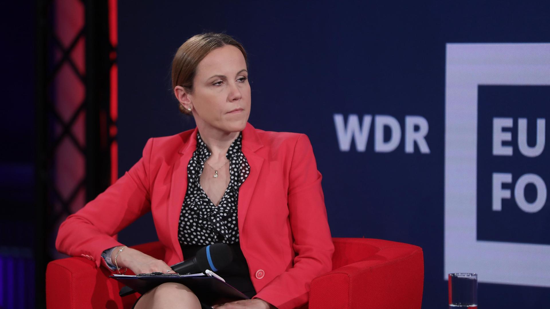 Politikwissenschaftlerin Agnieszka Lada-Konefal auf der Digitalmesse Re:publica. Sie trägt eine dunkle gepunktete Bluse und eine rote Jacke. Politikwissenschaftlerin Agnieszka Lada-Konefal auf der Digitalmesse Re:publica. Sie trägt eine dunkle gepunktete Bluse und eine rote Jacke.